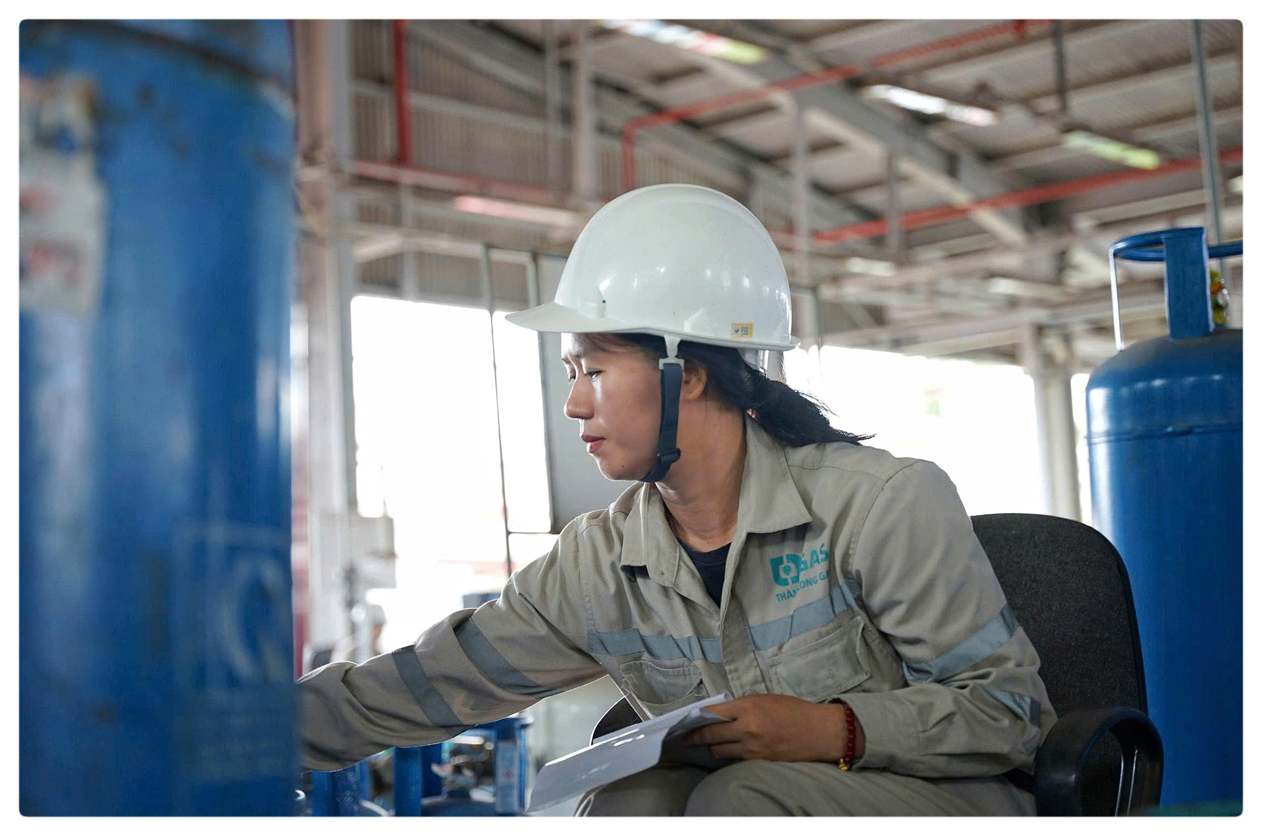 Nhân viên dàn nạp đang thực hiện quy trình dán tem sản phẩm